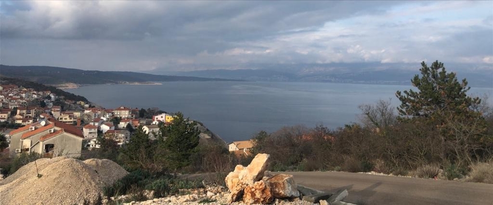 Vista sui tetti del paese, sul mare e sui monti
