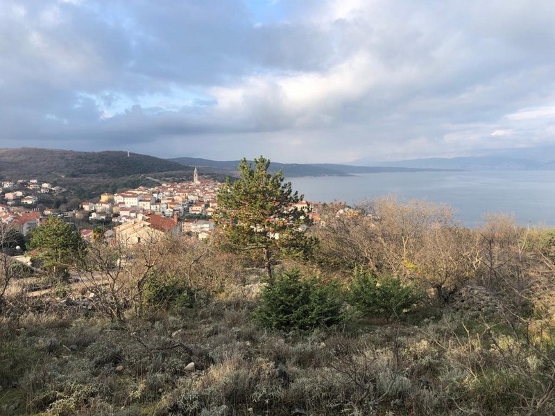 Vista dal pendio sul paese e sul mare