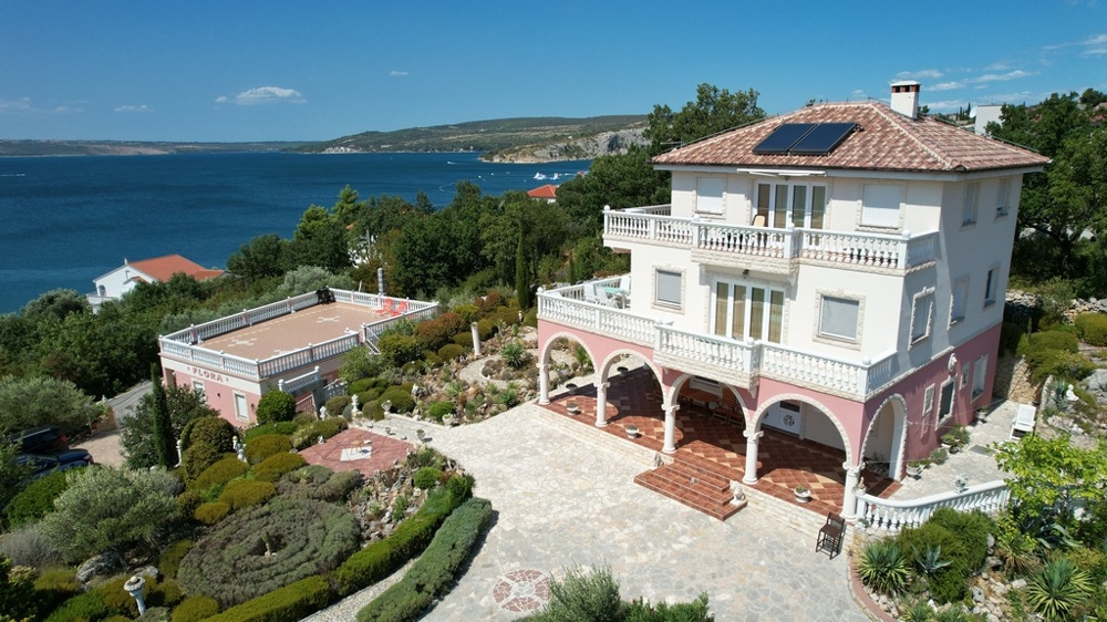 Villa con arcate e terrazze sopra la baia