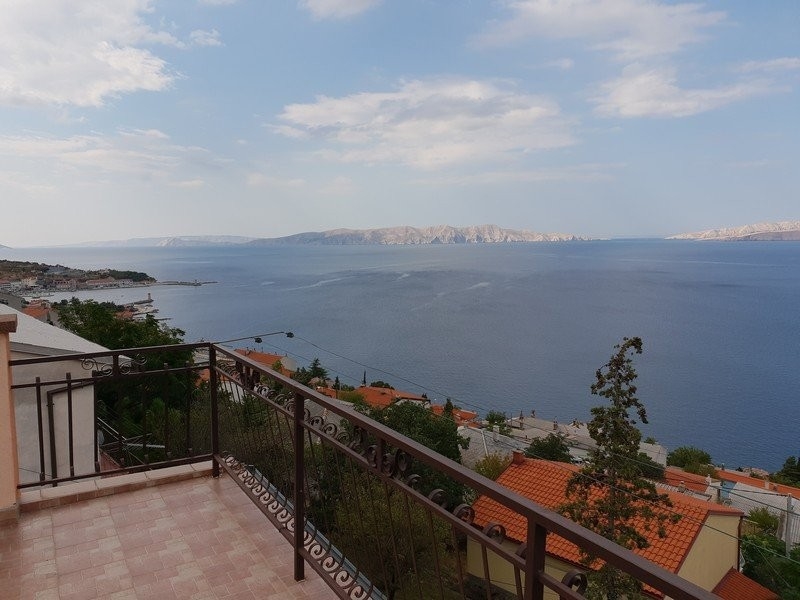 Casa per gli ospiti con vista mare e casa principale