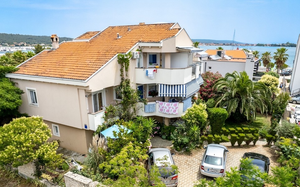 Condominio con balconi e giardino vicino all'acqua