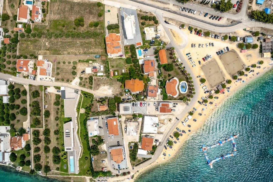 Vista aerea della zona residenziale con spiaggia di sabbia e piattaforma per i bagni