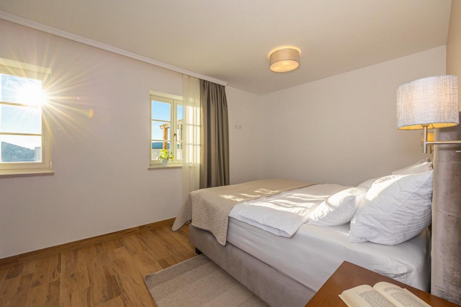 Camera da letto con finestre a riquadri in controluce