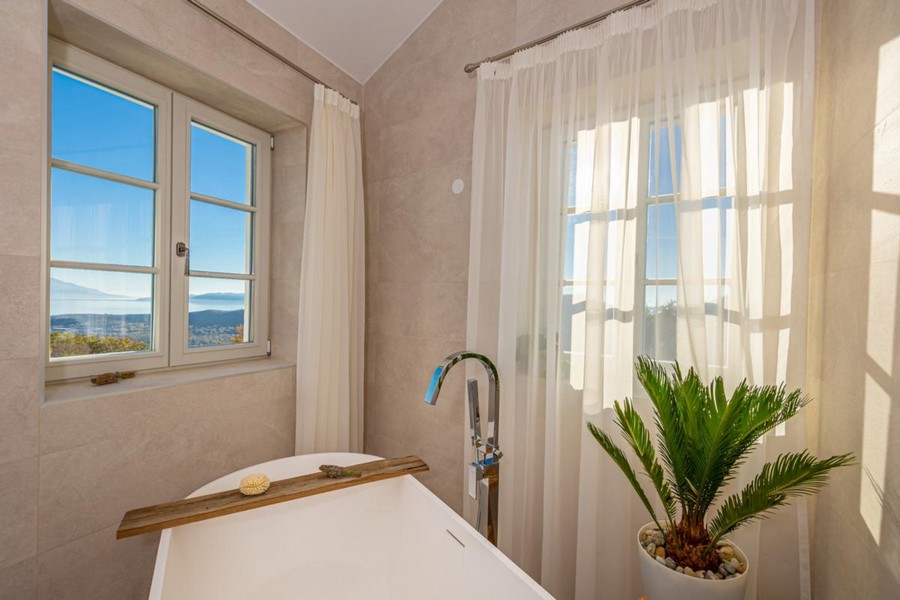 Vasca freestanding alla finestra con vista sulla valle