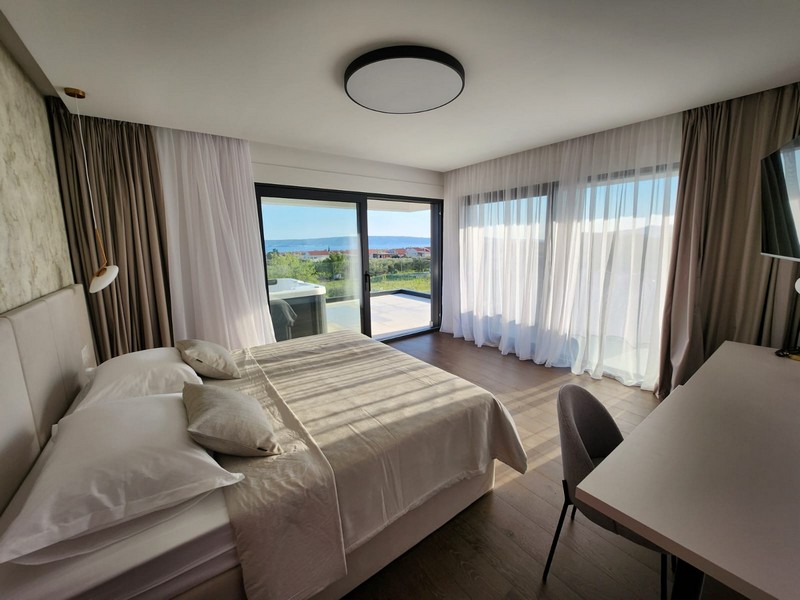 Camera da letto con vista mare.