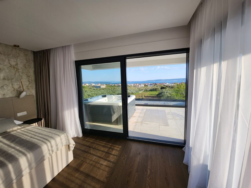 Camera da letto con accesso alla terrazza con idromassaggio
