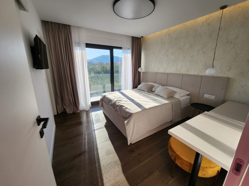 Camera da letto moderna con letto matrimoniale.