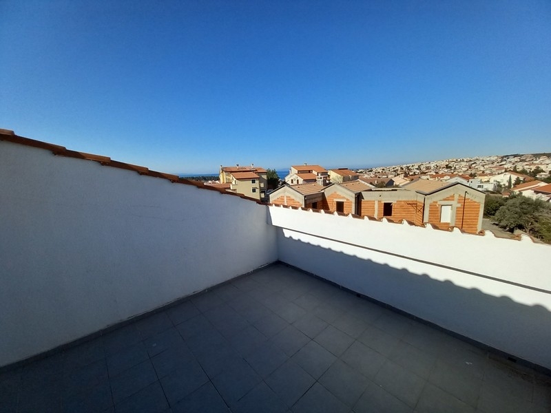 Terrazza sul tetto con alto parapetto e vista sui tetti