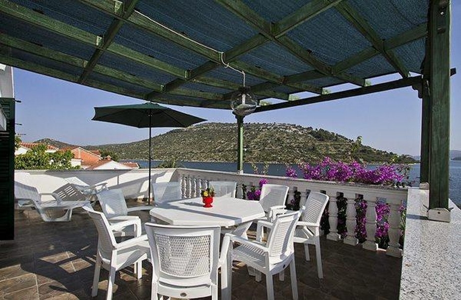 Terrazza con vista sul mare.