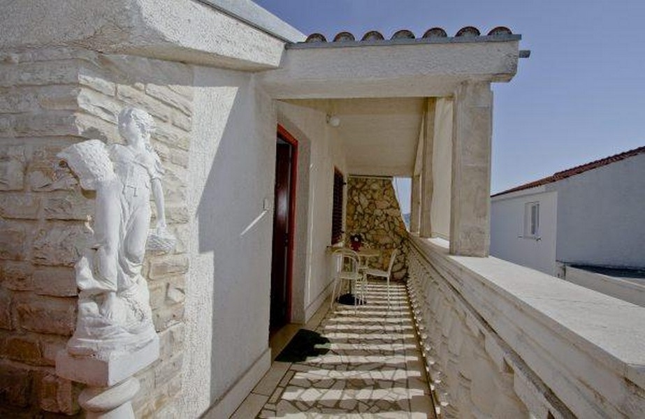 Terrazza e ingresso.