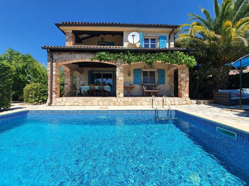 Casa in pietra con piscina e bel giardino