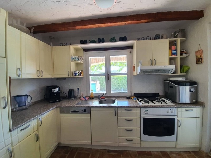 Cucina luminosa e completamente attrezzata