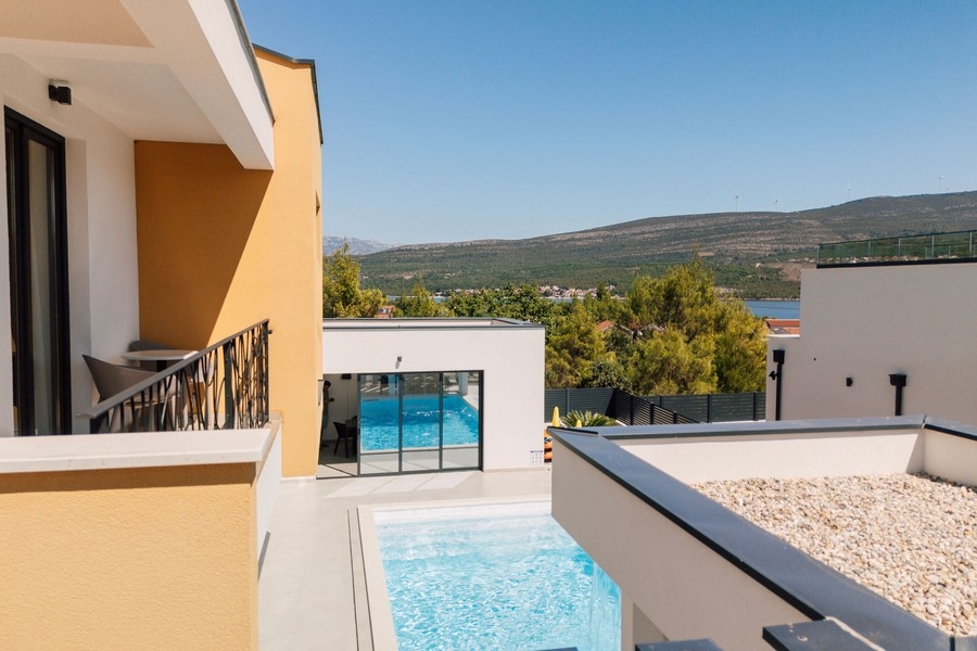 Vista dal piano superiore su piscina e mare