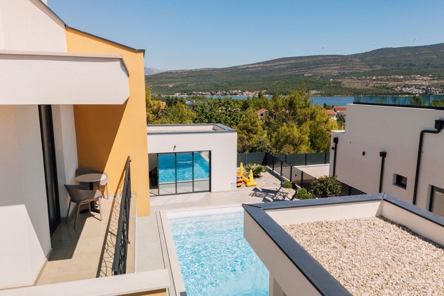 Balcone al piano superiore con vista su piscina e mare