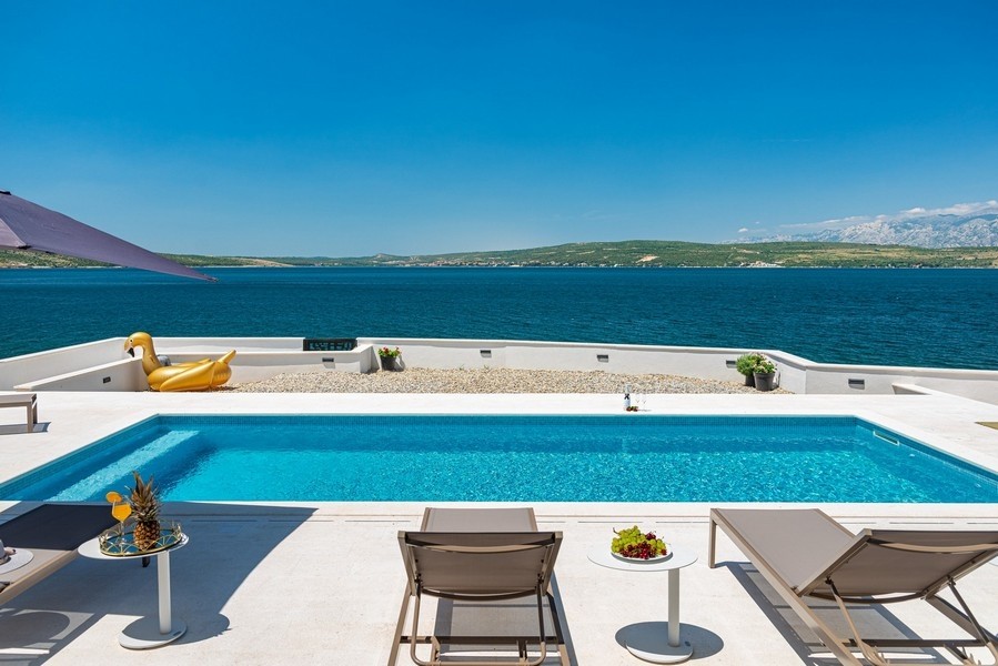 Villa di lusso presso Zadar con piscina direttamente sopra l'acqua