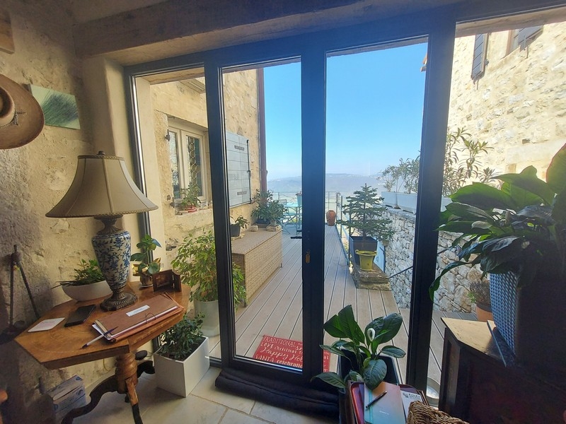 Atmosfera romantica in casa e intorno alla casa