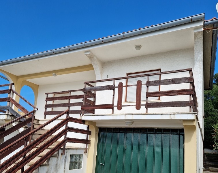 Esterno della casa H2509, in vendita sull'isola di Molat in Croazia.