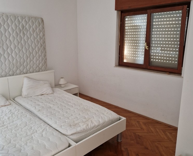 Camera da letto con letto matrimoniale.