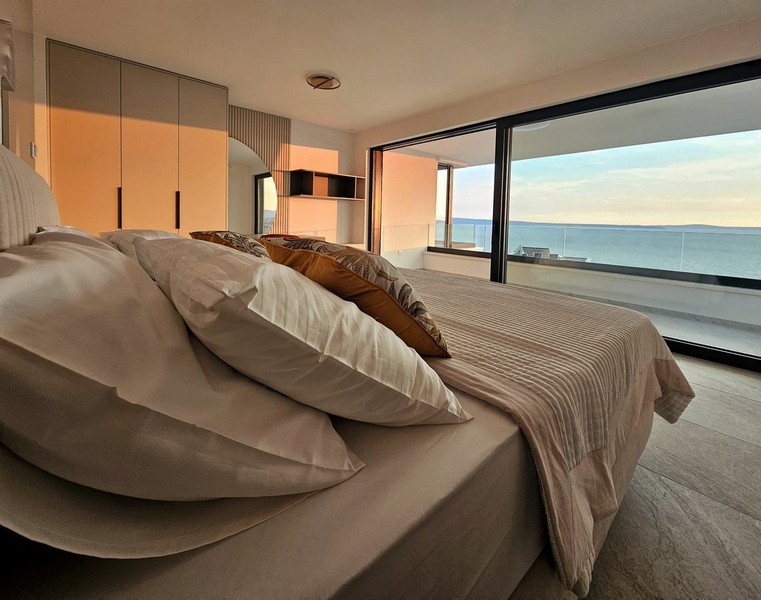 Camera da letto con vista mare.