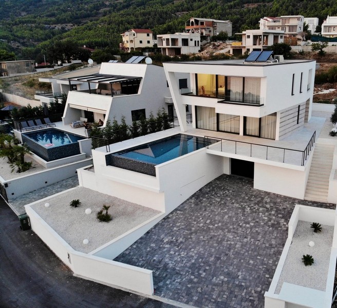 Zona pranzo con vista sulla piscina a sfioro e sul mare in Croazia