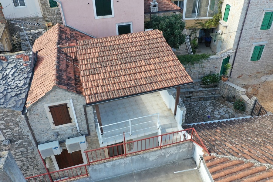 Cortile interno con piccolo giardino