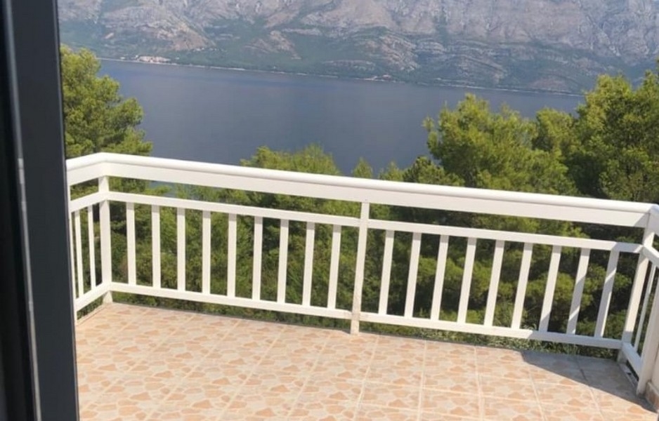 Balcone con ringhiera bianca sopra lo stretto