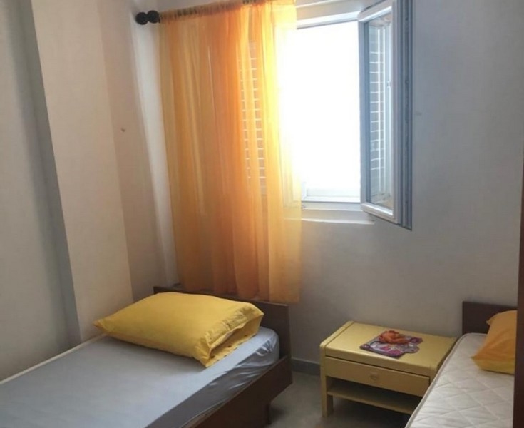 Camera da letto con due letti singoli.