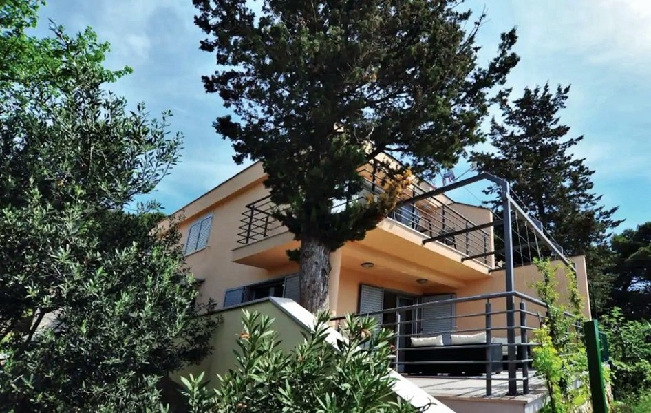 Casa a Tisno, Croazia - vista frontale con terrazze.