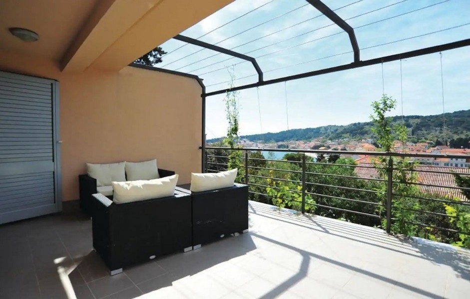 Grande terrazza con bella vista fino al mare.