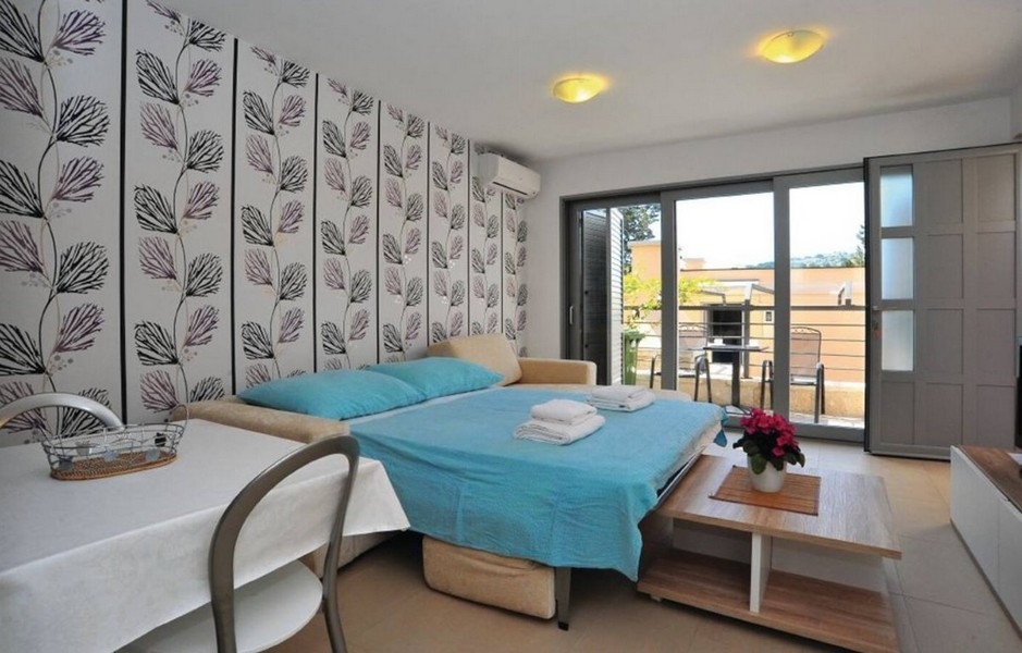Camera da letto con vista sulla terrazza.