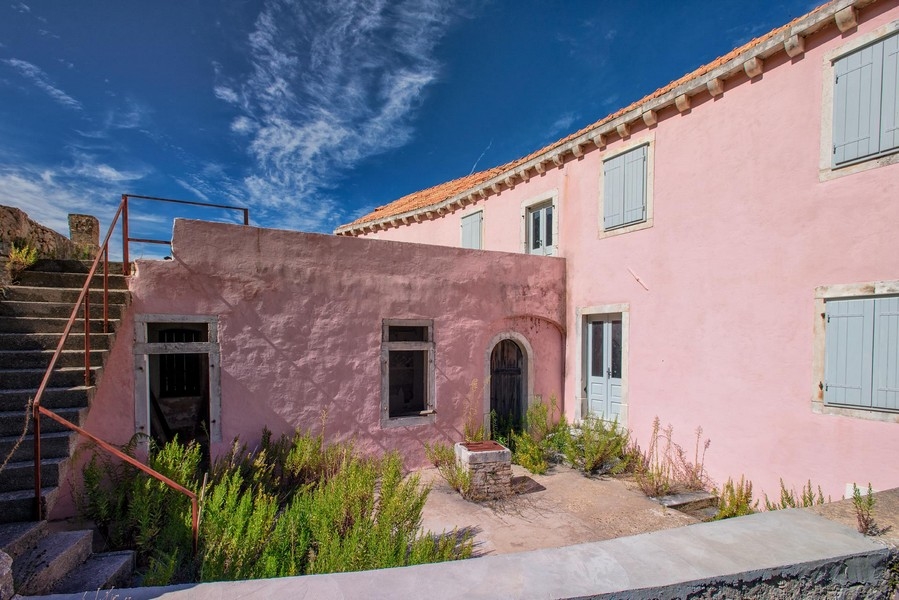 Casa da ristrutturare con terrazza e balcone