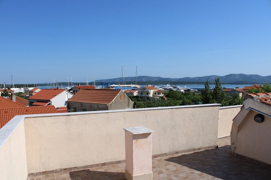 Terrazza con vista mare dell'immobile H2572, in vendita in Croazia.