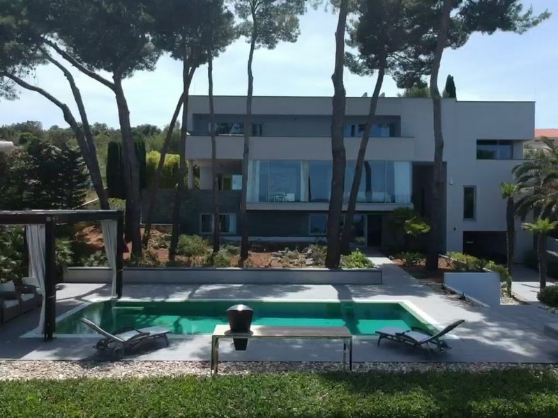 Villa moderna con piscina tra alti pini