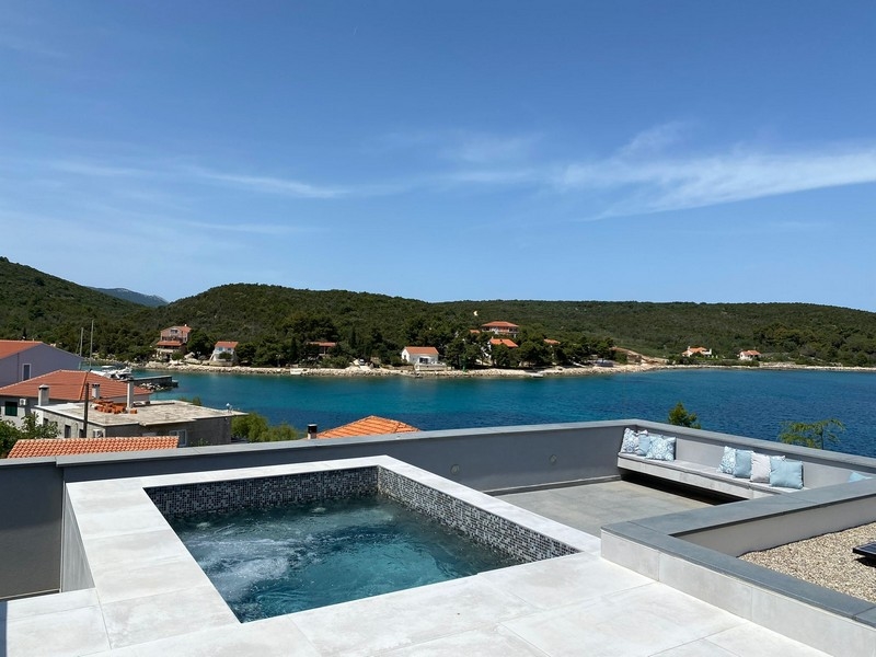 Piscina e idromassaggio con vista mare in Croazia in vendita