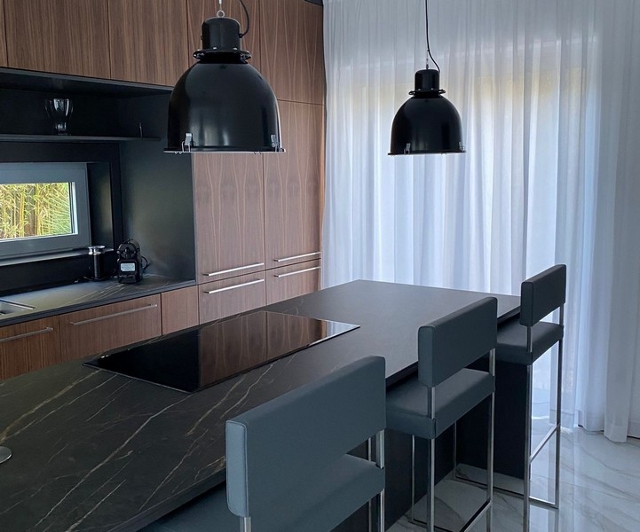 Cucina ben attrezzata con vista mare