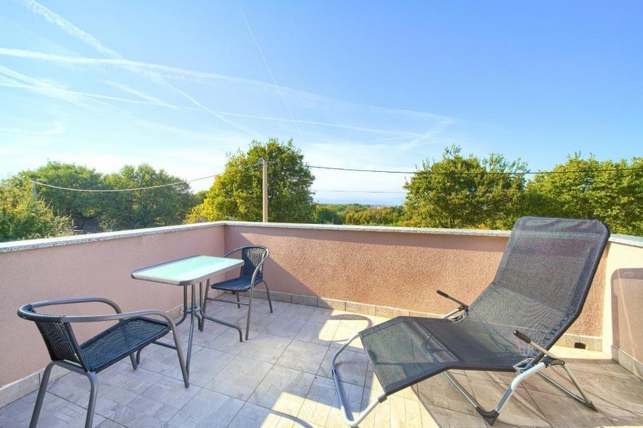 Terrazza con vista sull'ambiente verde e sul mare.