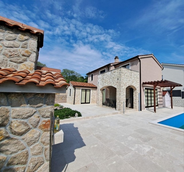 Casa in pietra con piscina in vendita in Croazia.