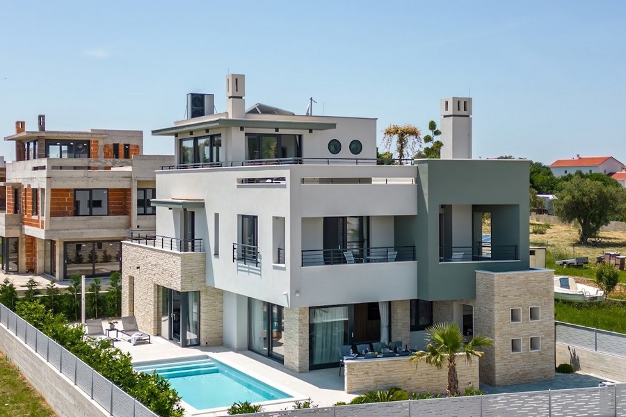 Grande villa con terrazza sul tetto e piscina vista dall'alto