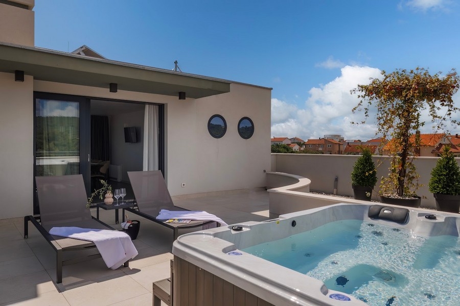 Terrazza sul tetto con jacuzzi.