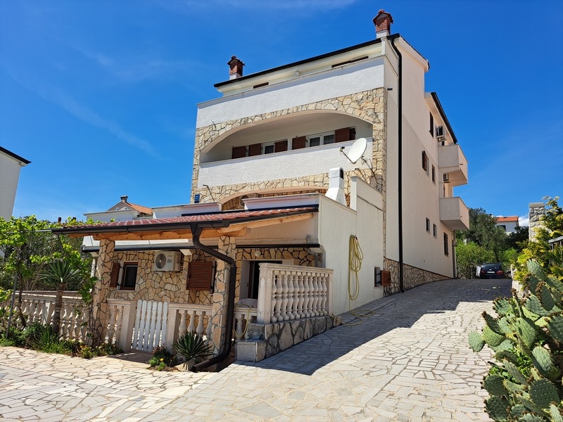 Edificio di appartamenti a Krk con zoccolo in pietra naturale e loggia