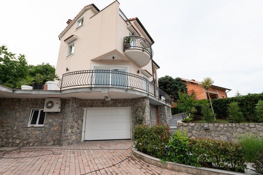 Villa con 2 unità abitative e garage