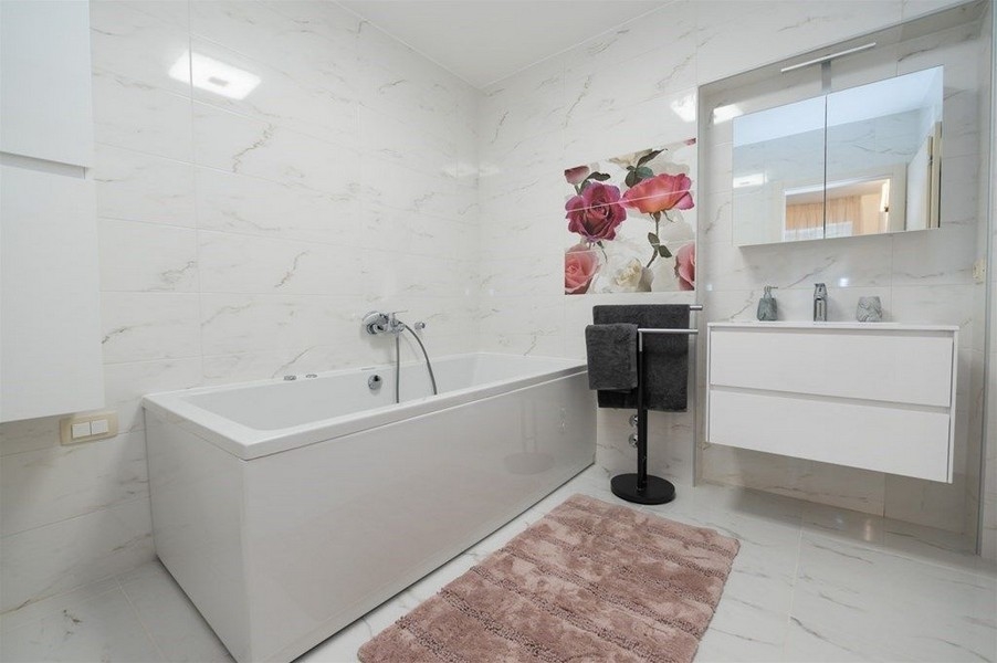 Bagno luminoso e ampio con finestra