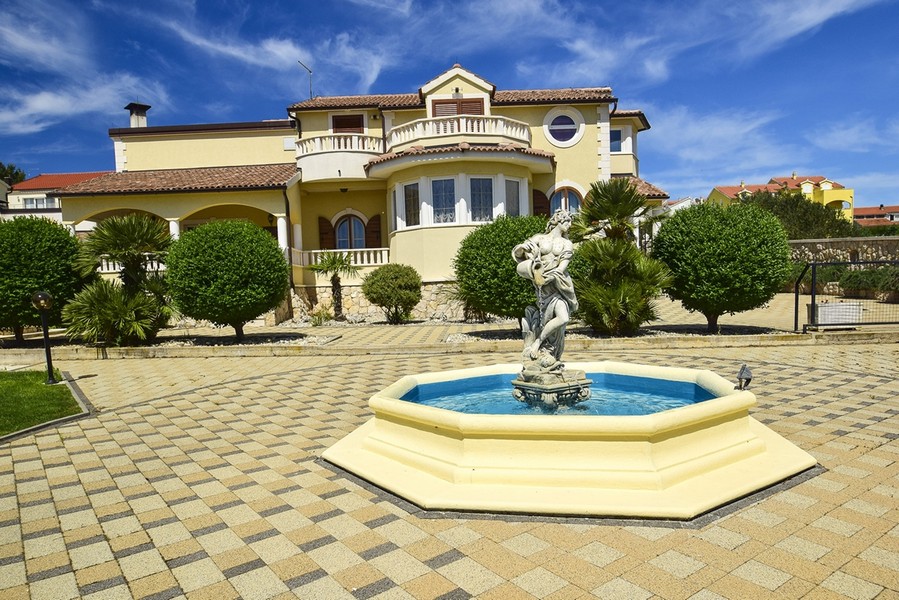 Villa con fontana nel vialetto d'ingresso - Panorama Scouting Immobili Croazia.