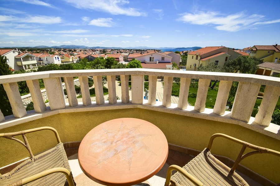Vista mare dal balcone superiore della villa H2618 a Vodice, Croazia - Panorama Scouting.