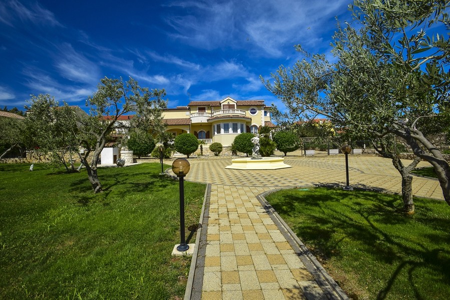 Villa con ampio giardino in vendita a Vodice - Panorama Scouting H2618, Croazia.