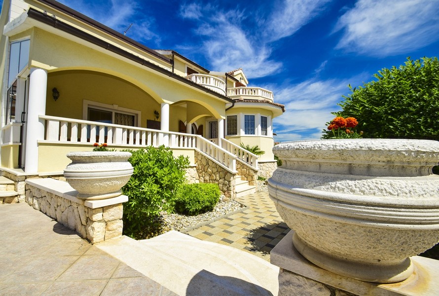 Impressioni dell'area esterna della villa - qui con piante mediterranee.