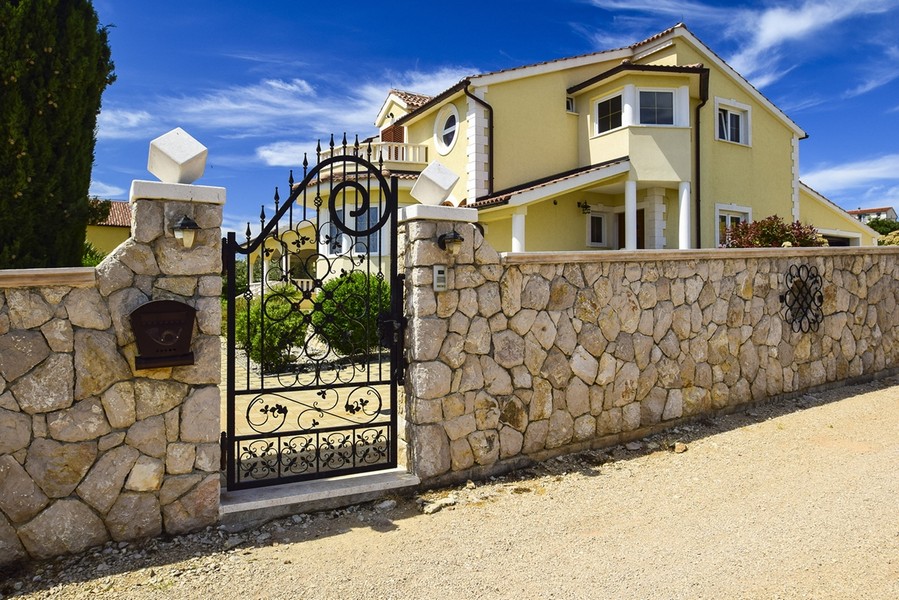 Il cancello d'ingresso in ghisa.