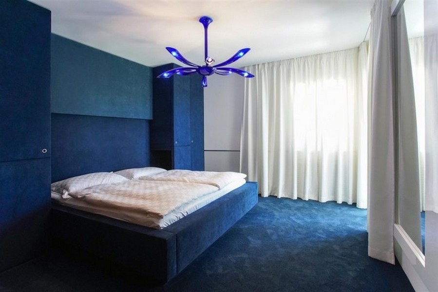 Camere da letto arredate con accesso al balcone