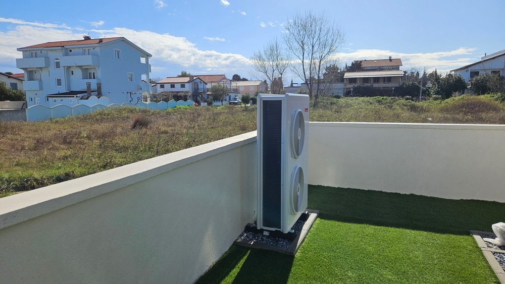 Villa moderna con piscina e vista mare nella zona di Zadar.