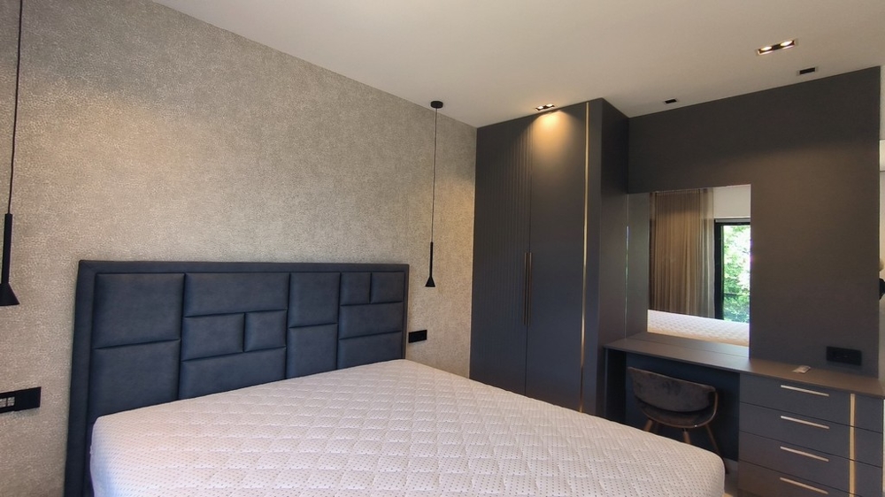 Camera da letto con letto grande e design moderno